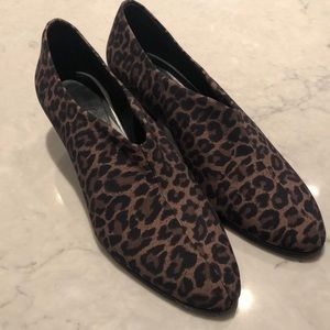 Leopard pumps